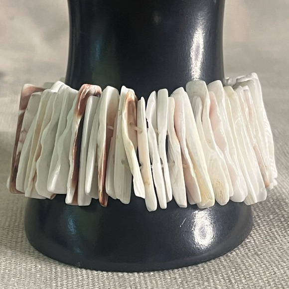 Jewelry - Vintage Mother of Pearl Shell Stretch Bracelet – White & Natural Tones 🌊✨